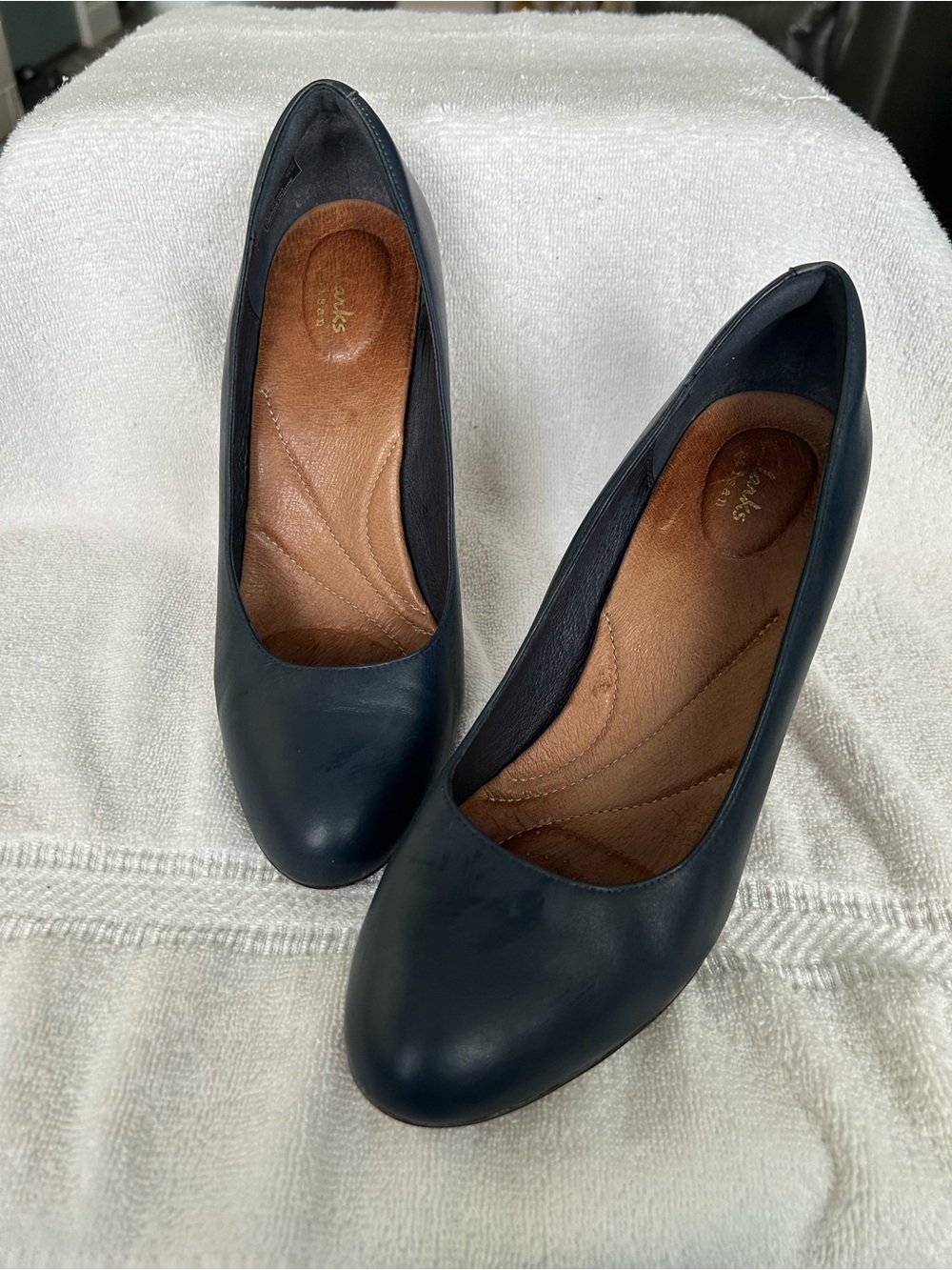 Clarks Navy Leather Round-Toe Pumps